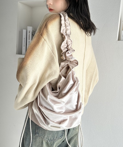 mily bilet(ミウィビレット)の「【mily bilet】機能性も可愛さも♪ギャザーが目を惹く、ドロストデザインベロアショルダーバッグ(ショルダーバッグ・レディース・ブラック/シルバー/アイボリー・ONE SIZE)」の5枚目の写真