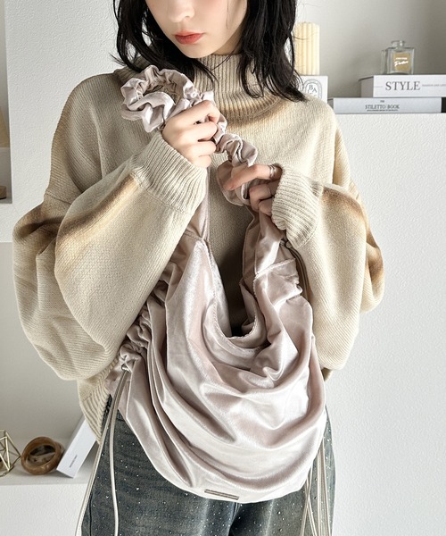 mily bilet(ミウィビレット)の「【mily bilet】機能性も可愛さも♪ギャザーが目を惹く、ドロストデザインベロアショルダーバッグ(ショルダーバッグ・レディース・ブラック/シルバー/アイボリー・ONE SIZE)」の6枚目の写真