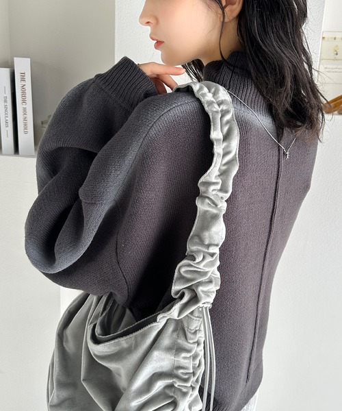 mily bilet(ミウィビレット)の「【mily bilet】機能性も可愛さも♪ギャザーが目を惹く、ドロストデザインベロアショルダーバッグ(ショルダーバッグ・レディース・ブラック/シルバー/アイボリー・ONE SIZE)」の11枚目の写真