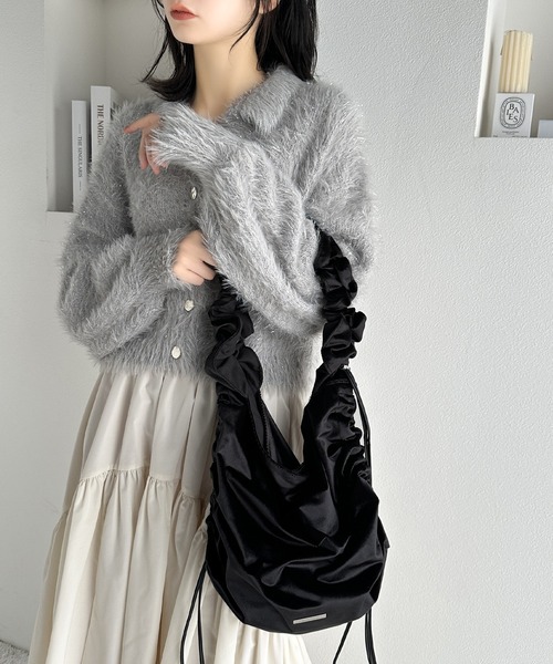 mily bilet(ミウィビレット)の「【mily bilet】機能性も可愛さも♪ギャザーが目を惹く、ドロストデザインベロアショルダーバッグ(ショルダーバッグ・レディース・ブラック/シルバー/アイボリー・ONE SIZE)」の8枚目の写真