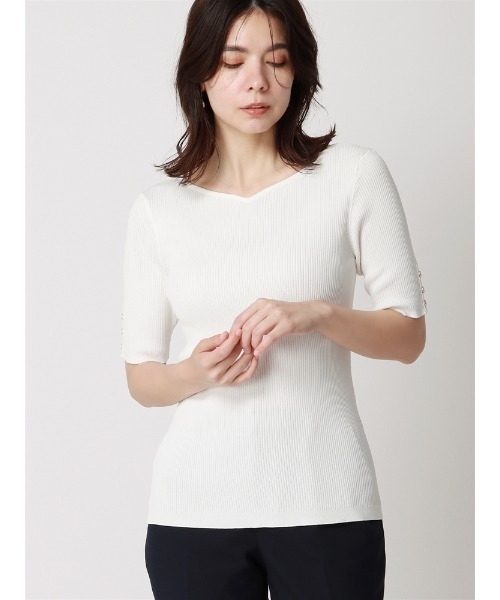 SUIT SQUARE（スーツスクエア）の「ハートネックリブニット 半袖 ハンドウォッシュ ドライレーヨン 無地（ニット/セーター・レディース・ベージュ/ホワイト/ブラウン・38(9号)）」の2枚目の写真