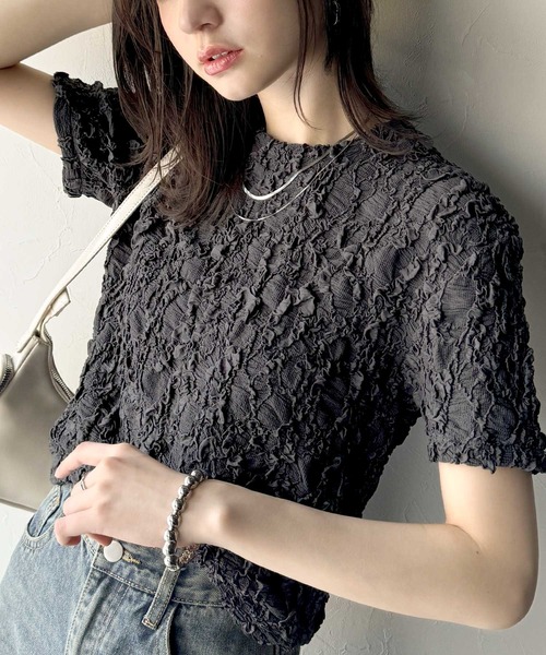 classicalelf(クラシカルエルフ)の「華やかな高級感を演出する。カットジャガード短丈Tシャツ(半袖)(Tシャツ/カットソー・レディース・チャコール/アイボリー/グレイッシュベージュ/ブラック・X-LARGE/SMALL/MEDIUM/LARGE)」の3枚目の写真