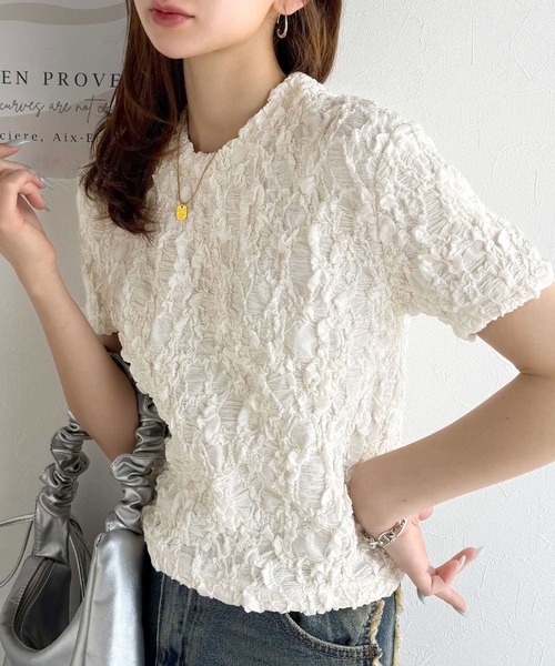classicalelf(クラシカルエルフ)の「華やかな高級感を演出する。カットジャガード短丈Tシャツ(半袖)(Tシャツ/カットソー・レディース・チャコール/アイボリー/グレイッシュベージュ/ブラック・X-LARGE/SMALL/MEDIUM/LARGE)」の2枚目の写真