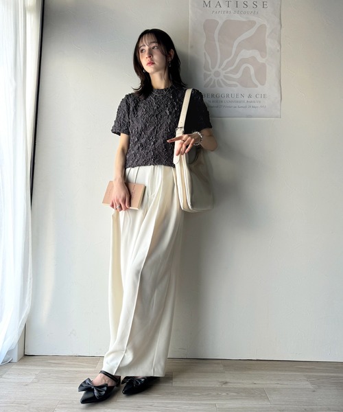 classicalelf(クラシカルエルフ)の「華やかな高級感を演出する。カットジャガード短丈Tシャツ(半袖)(Tシャツ/カットソー・レディース・チャコール/アイボリー/グレイッシュベージュ/ブラック・X-LARGE/SMALL/MEDIUM/LARGE)」の16枚目の写真