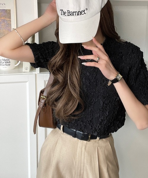 classicalelf(クラシカルエルフ)の「華やかな高級感を演出する。カットジャガード短丈Tシャツ(半袖)(Tシャツ/カットソー・レディース・チャコール/アイボリー/グレイッシュベージュ/ブラック・X-LARGE/SMALL/MEDIUM/LARGE)」の5枚目の写真
