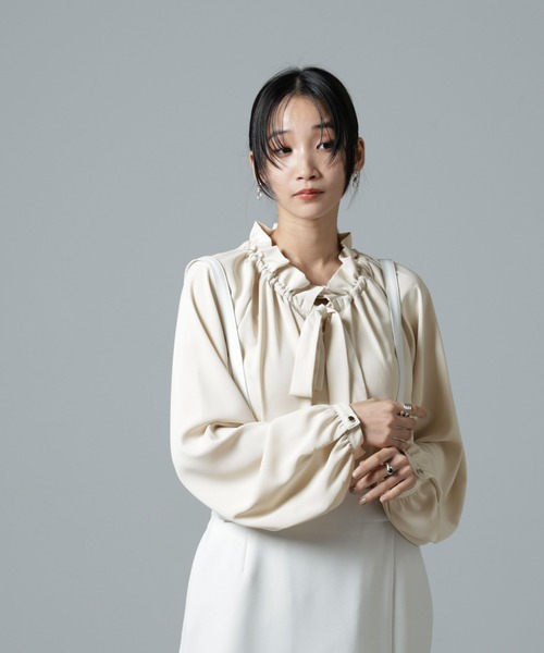 NANO universe（ナノユニバース）の「フリルカラーボータイブラウス（シャツ/ブラウス・レディース・ブラック/ライトベージュ/キャメル・FREE）」の6枚目の写真