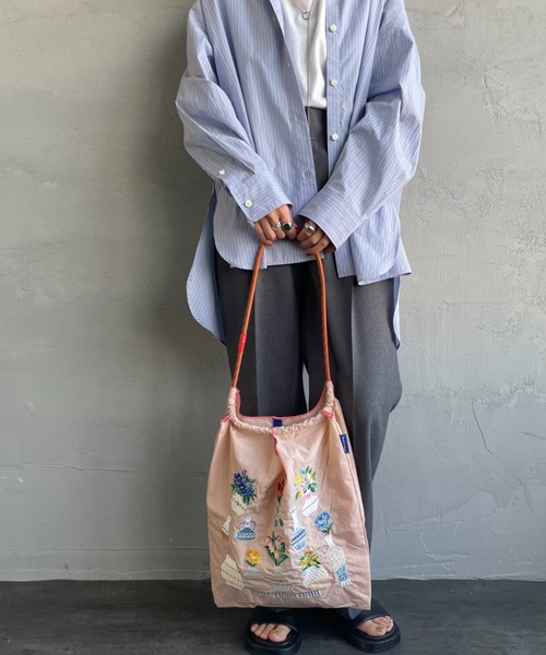 Ball&Chain（ボールアンドチェーン）の「[BALL&CHAIN/ボールアンドチェーン] F.VASE 刺繍デザインナイロントートバッグ（トートバッグ・レディース・ベージュ/ロイヤルブルー・M）」の12枚目の写真