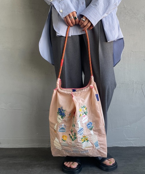 Ball&Chain（ボールアンドチェーン）の「[BALL&CHAIN/ボールアンドチェーン] F.VASE 刺繍デザインナイロントートバッグ（トートバッグ・レディース・ベージュ/ロイヤルブルー・M）」の13枚目の写真