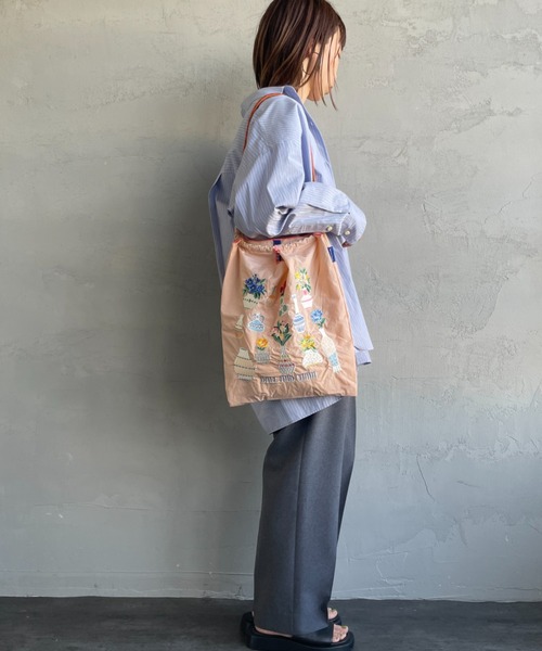 Ball&Chain（ボールアンドチェーン）の「[BALL&CHAIN/ボールアンドチェーン] F.VASE 刺繍デザインナイロントートバッグ（トートバッグ・レディース・ベージュ/ロイヤルブルー・M）」の10枚目の写真