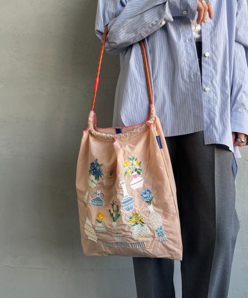 Ball&Chain（ボールアンドチェーン）の「[BALL&CHAIN/ボールアンドチェーン] F.VASE 刺繍デザインナイロントートバッグ（トートバッグ・レディース・ベージュ/ロイヤルブルー・M）」の15枚目の写真