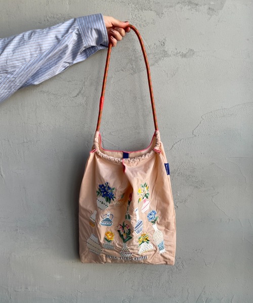 Ball&Chain（ボールアンドチェーン）の「[BALL&CHAIN/ボールアンドチェーン] F.VASE 刺繍デザインナイロントートバッグ（トートバッグ・レディース・ベージュ/ロイヤルブルー・M）」の16枚目の写真