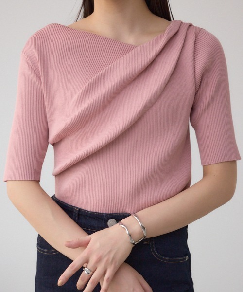 AZUL by moussy（アズールバイマウジー）の「ドレープデザイン5分袖リブニット（ニット/セーター・レディース・アイボリー/ブラック/ライム/ピンク/レッド・FREE）」の4枚目の写真