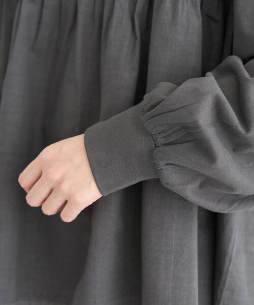 Green　Parks（グリーンパークス）の「ピグメントドッキングシャーリングプルオーバー（Tシャツ/カットソー・レディース・チャコールグレー/ダークブルー/ベージュ・FREE）」の22枚目の写真