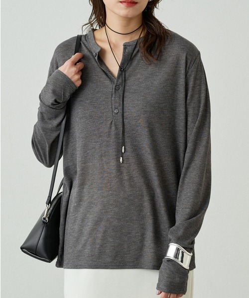 LOUNGEDRESS（ラウンジドレス）の「ヘンリーネックカットソー（Tシャツ/カットソー・レディース・ベージュ/チャコールグレー/オフホワイト・FREE）」の3枚目の写真