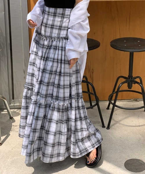 DAY CLOSET（デイ クローゼット）の「レディース ふわっと風に舞う。ハイウエストティアード切替ロングスカート（スカート・レディース・チェック/ホワイト/ブラック・FREE）」の12枚目の写真