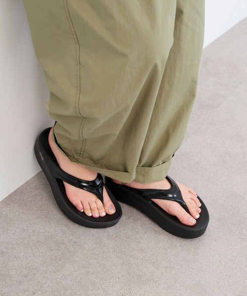 OOFOS（ウーフォス）の「【OOFOS】O Omega-リカバリーサンダル（サンダル・レディース・ブラック/ベージュ・25/24）」の19枚目の写真