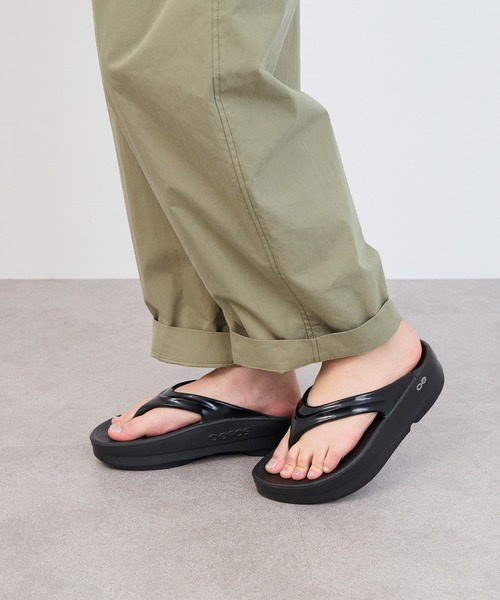 OOFOS（ウーフォス）の「【OOFOS】O Omega-リカバリーサンダル（サンダル・レディース・ブラック/ベージュ・25/24）」の22枚目の写真