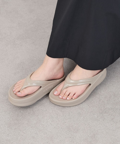 OOFOS（ウーフォス）の「【OOFOS】O Omega-リカバリーサンダル（サンダル・レディース・ブラック/ベージュ・25/24）」の9枚目の写真