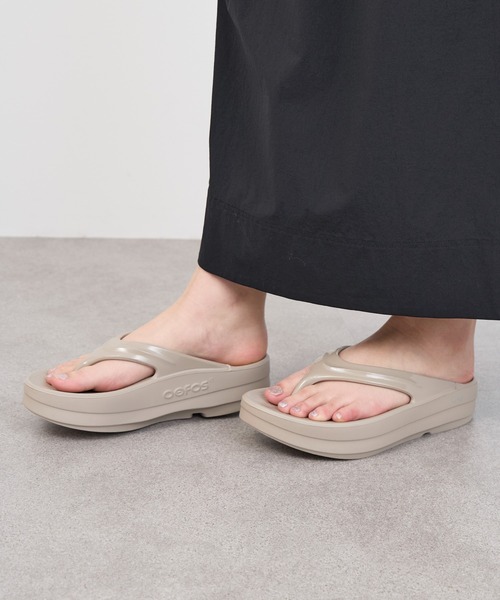 OOFOS（ウーフォス）の「【OOFOS】O Omega-リカバリーサンダル（サンダル・レディース・ブラック/ベージュ・25/24）」の11枚目の写真