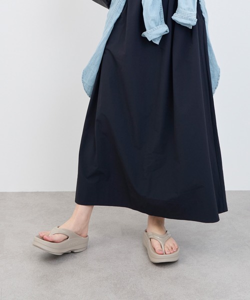 OOFOS（ウーフォス）の「【OOFOS】O Omega-リカバリーサンダル（サンダル・レディース・ブラック/ベージュ・25/24）」の12枚目の写真