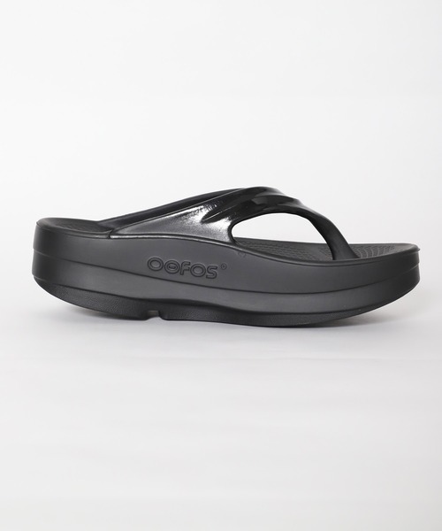 OOFOS（ウーフォス）の「【OOFOS】O Omega-リカバリーサンダル（サンダル・レディース・ブラック/ベージュ・25/24）」の4枚目の写真