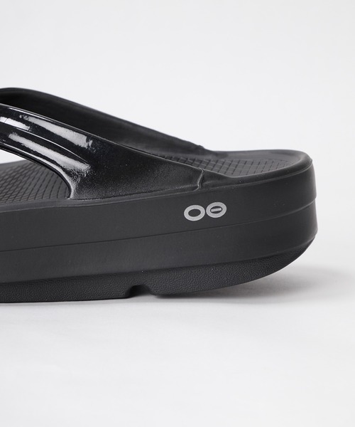 OOFOS（ウーフォス）の「【OOFOS】O Omega-リカバリーサンダル（サンダル・レディース・ブラック/ベージュ・25/24）」の6枚目の写真