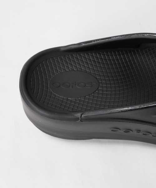 OOFOS（ウーフォス）の「【OOFOS】O Omega-リカバリーサンダル（サンダル・レディース・ブラック/ベージュ・25/24）」の8枚目の写真