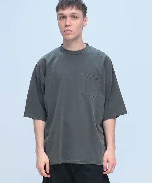 Goodwear(グッドウェア)の「Goodwear 製品染め ポケット クルーネック 半袖 Tシャツ SUPER BIG TEE(Tシャツ/カットソー・メンズ・ダークグレー/ブルー/グリーン/ピンク・LL/L/M)」の2枚目の写真