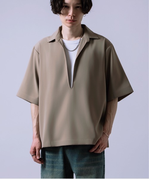 Crownor(クラウノアー)の「半袖 スキッパーシャツ(Tシャツ/カットソー・メンズ・チャコール/ベージュ・MEDIUM/LARGE)」の1枚目の写真