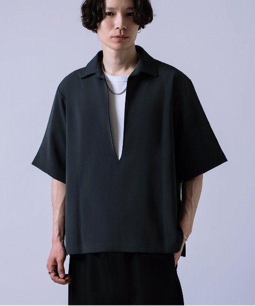 Crownor(クラウノアー)の「半袖 スキッパーシャツ(Tシャツ/カットソー・メンズ・チャコール/ベージュ・MEDIUM/LARGE)」の2枚目の写真