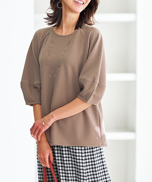 BELLUNA PLUS(ベルーナ)の「ポコポコ素材ランタンスリーブプルオーバー(Tシャツ/カットソー・レディース・グレイッシュベージュ/ラベンダー/イエロー/チャコール・X-LARGE/LARGE/MEDIUM)」の2枚目の写真
