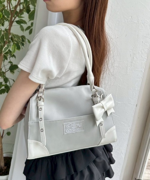 OLIVE des OLIVE（オリーブデオリーブ）の「リボンチャーム付き配色ボストンバッグ（ショルダーバッグ・レディース・ブラウン/アイボリー/サックスブルー/ブラック・FREE）」の4枚目の写真