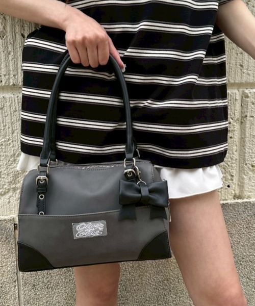 OLIVE des OLIVE（オリーブデオリーブ）の「リボンチャーム付き配色ボストンバッグ（ショルダーバッグ・レディース・ブラウン/アイボリー/サックスブルー/ブラック・FREE）」の3枚目の写真