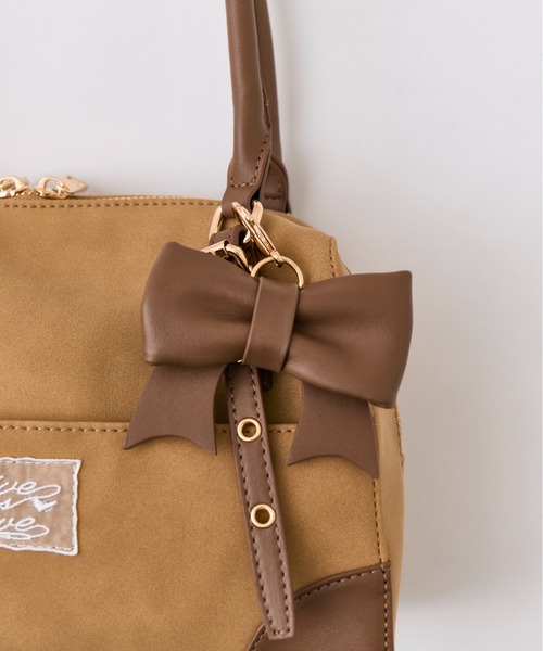 OLIVE des OLIVE（オリーブデオリーブ）の「リボンチャーム付き配色ボストンバッグ（ショルダーバッグ・レディース・ブラウン/アイボリー/サックスブルー/ブラック・FREE）」の9枚目の写真