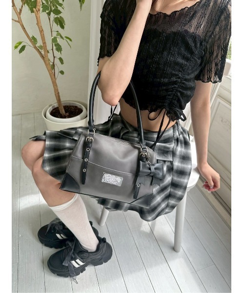 OLIVE des OLIVE（オリーブデオリーブ）の「リボンチャーム付き配色ボストンバッグ（ショルダーバッグ・レディース・ブラウン/アイボリー/サックスブルー/ブラック・FREE）」の16枚目の写真