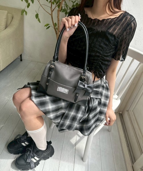 OLIVE des OLIVE（オリーブデオリーブ）の「リボンチャーム付き配色ボストンバッグ（ショルダーバッグ・レディース・ブラウン/アイボリー/サックスブルー/ブラック・FREE）」の17枚目の写真