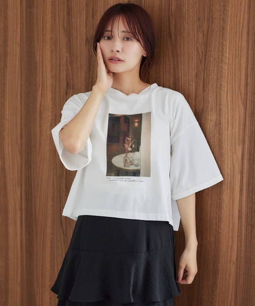mysty woman（ミスティウーマン）の「フラワーモチーフTシャツ　572883（Tシャツ/カットソー・レディース・ホワイト系その他/グレー系その他/オフホワイト/グレー・FREE）」の2枚目の写真