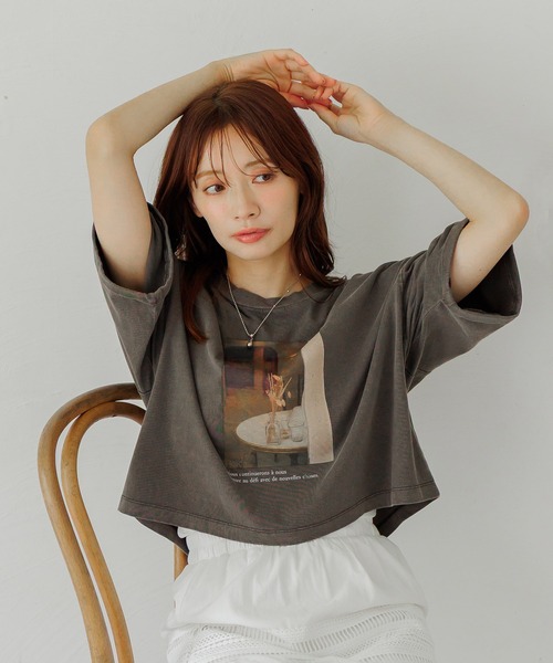 mysty woman（ミスティウーマン）の「フラワーモチーフTシャツ　572883（Tシャツ/カットソー・レディース・ホワイト系その他/グレー系その他/オフホワイト/グレー・FREE）」の4枚目の写真