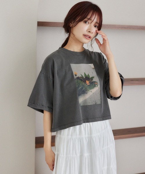 mysty woman（ミスティウーマン）の「フラワーモチーフTシャツ　572883（Tシャツ/カットソー・レディース・ホワイト系その他/グレー系その他/オフホワイト/グレー・FREE）」の3枚目の写真