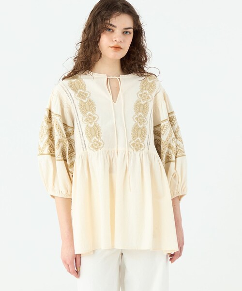 SOULEIADO（ソレイアード）の「コットンエンブロイダリー ボリュームスリーブブラウス（シャツ/ブラウス・レディース・ブラック系その他/ライトベージュ・36）」の4枚目の写真