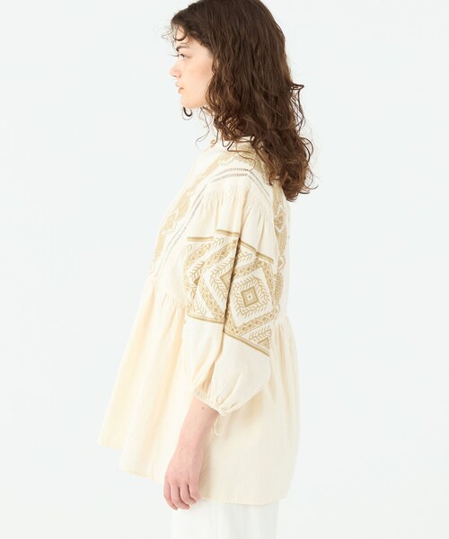 SOULEIADO（ソレイアード）の「コットンエンブロイダリー ボリュームスリーブブラウス（シャツ/ブラウス・レディース・ブラック系その他/ライトベージュ・36）」の5枚目の写真