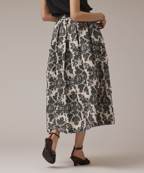 GRACE CONTINENTAL(グレースコンチネンタル)の「ダマスクジャガードタックスカート(スカート・レディース・ブラウン/キナリ・36/38)」の2枚目の写真