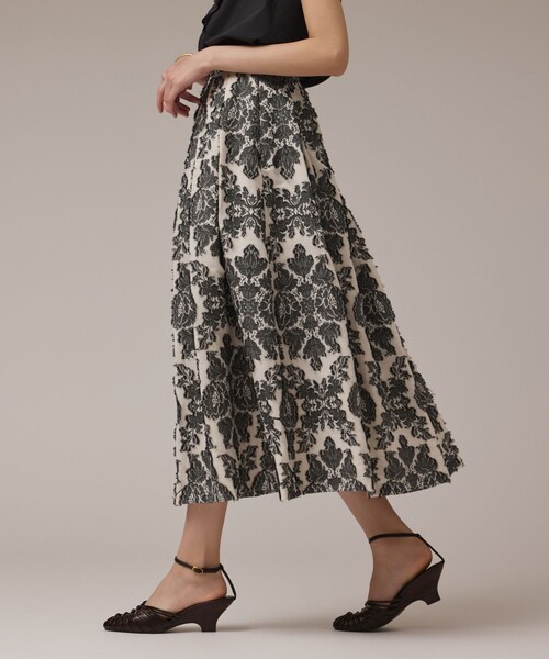 GRACE CONTINENTAL(グレースコンチネンタル)の「ダマスクジャガードタックスカート(スカート・レディース・ブラウン/キナリ・36/38)」の5枚目の写真
