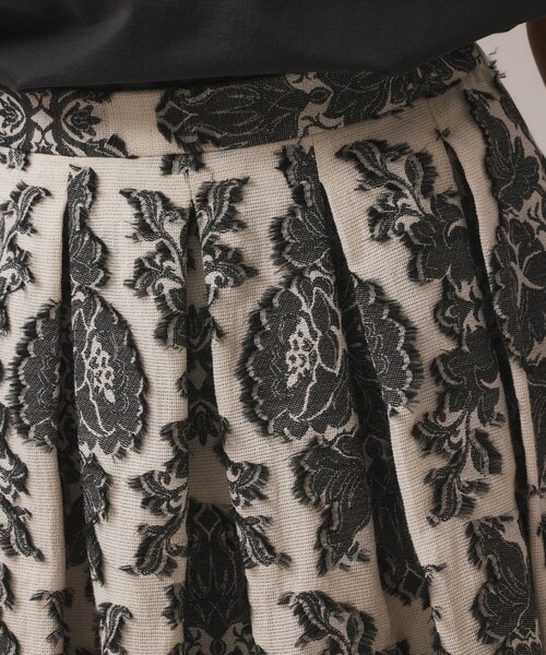 GRACE CONTINENTAL(グレースコンチネンタル)の「ダマスクジャガードタックスカート(スカート・レディース・ブラウン/キナリ・36/38)」の6枚目の写真