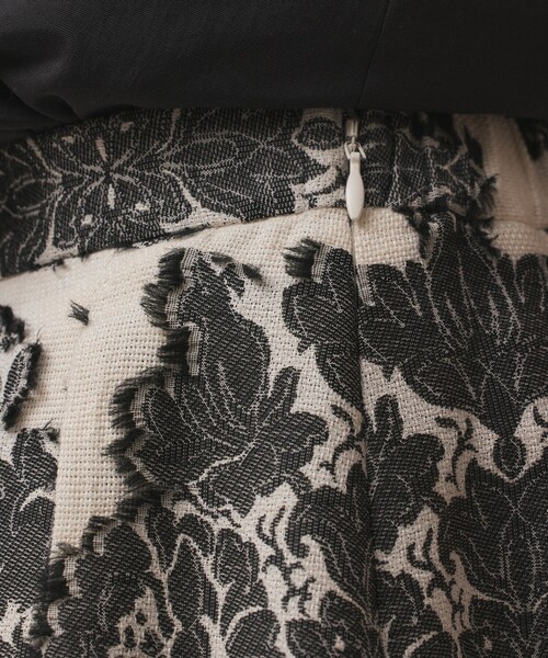 GRACE CONTINENTAL(グレースコンチネンタル)の「ダマスクジャガードタックスカート(スカート・レディース・ブラウン/キナリ・36/38)」の7枚目の写真