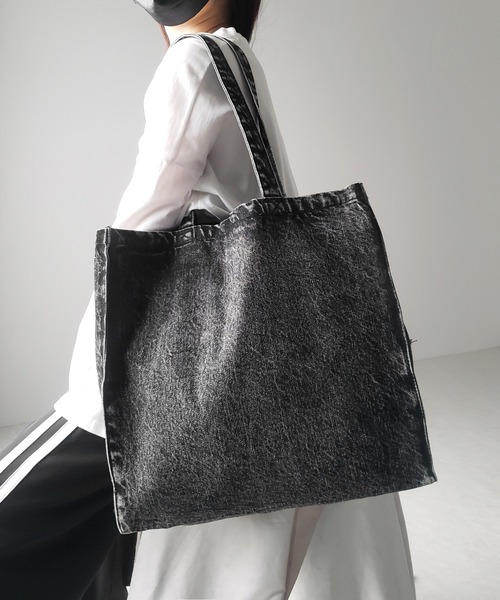 me+em select(ミームセレクト)の「※※【 2color 】ヴィンテージケミカルブリーチビッグスクエアデニムトートバッグ / vintage chemical bleach big square denim tote bag(ショルダーバッグ・レディース・ブラック/ブルー・1)」の11枚目の写真