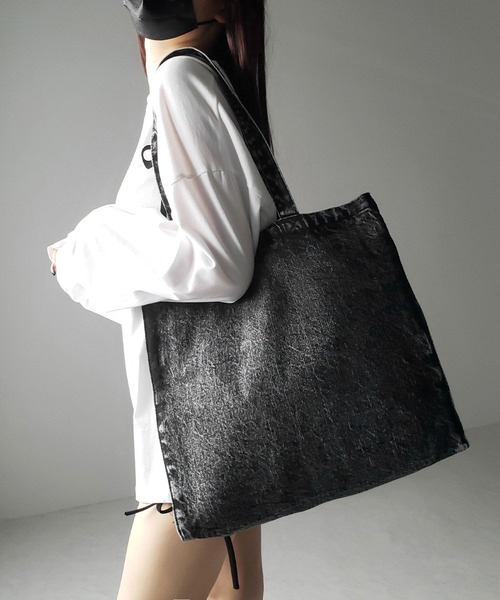 me+em select(ミームセレクト)の「※※【 2color 】ヴィンテージケミカルブリーチビッグスクエアデニムトートバッグ / vintage chemical bleach big square denim tote bag(ショルダーバッグ・レディース・ブラック/ブルー・1)」の3枚目の写真