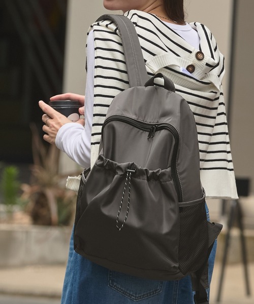 THE CRAFT CREW PRODUCTS(ザクラフトクループロダクツ)の「<撥水加工>ファンクション ドローコードポケットバックパック【THE CRAFT CREW PRODUCTS】(バックパック/リュック・レディース・ネイビー/チャコール/ブラック/ブラウン・FREE)」の2枚目の写真