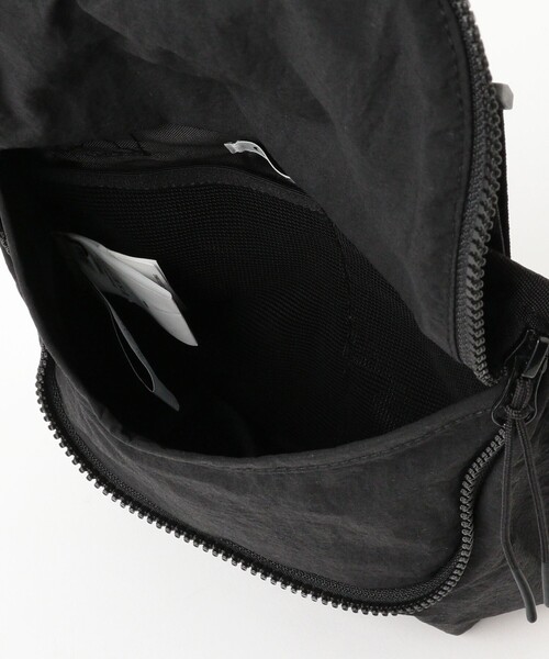 C.P. COMPANY（シーピーカンパニー）の「C.P. Company / ACC BAG IN PLAIN PAPER B（ショルダーバッグ・メンズ・ブラック/カーキ・ONE SIZE）」の5枚目の写真