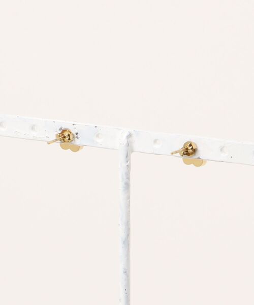 MARY QUANT(マリークワント)の「プチデイジーステンレス ピアス(ピアス(両耳用)・レディース・シルバー/ゴールド/ブラック・FREE)」の7枚目の写真